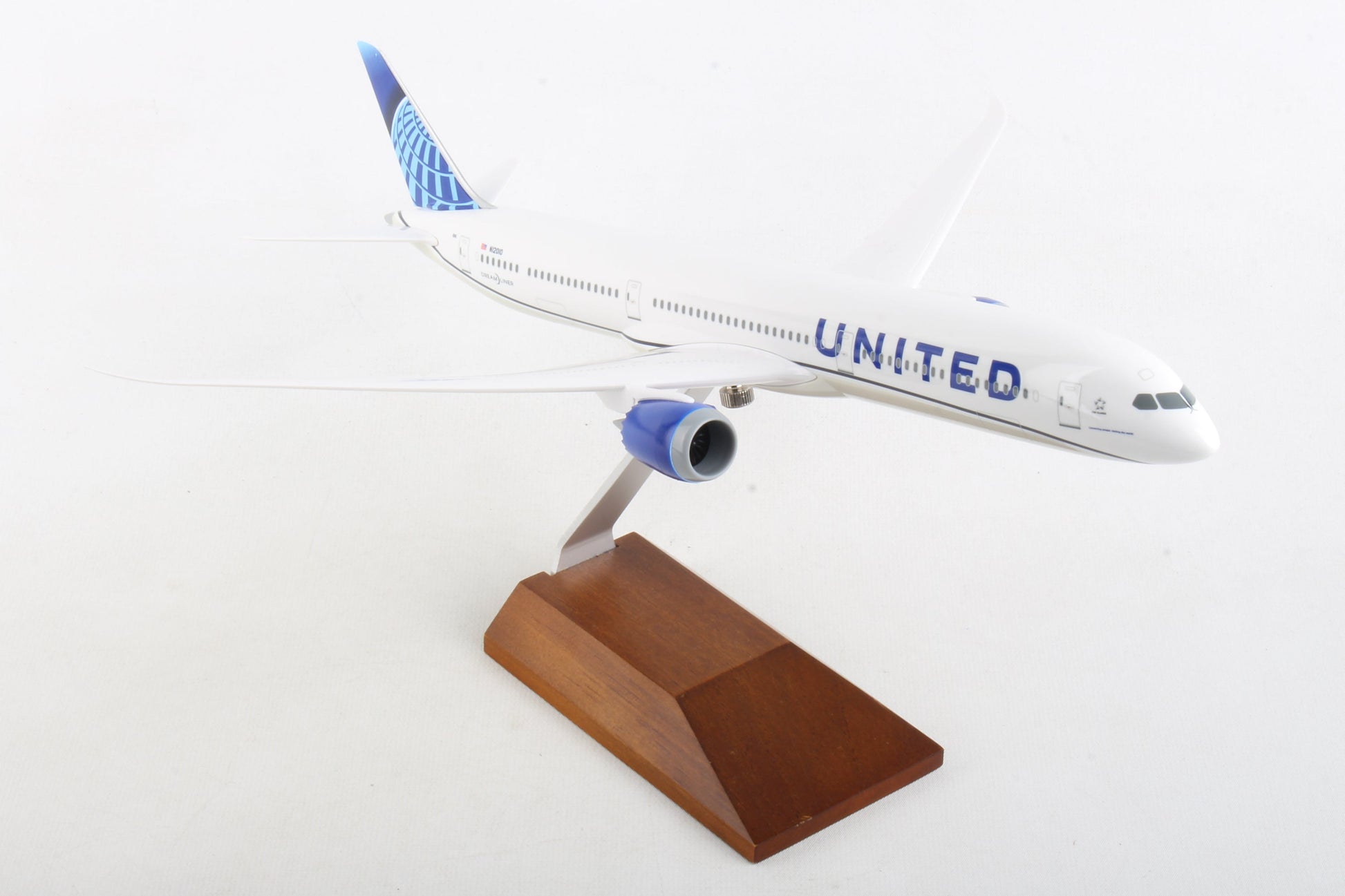 SKR5170 SKYMARKS UNITED 787-10 1/200 W/WOOD STAND NEW LIVERY 2019
